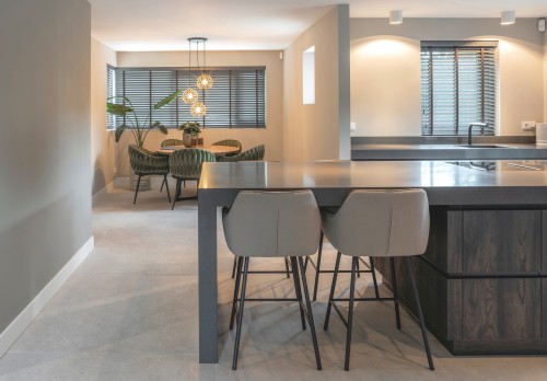 Kookeiland en wandopstelling van Caesarstone Raven
